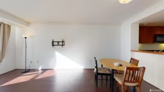 Photo #4: 422621982 Listing