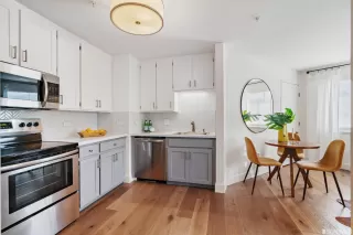 Photo #5: 422684947 Listing