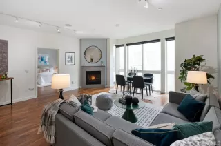 Photo #5: 422702583 Listing