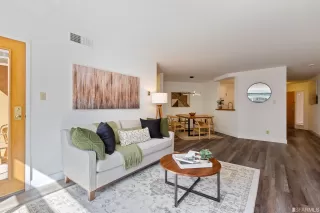 Photo #5: 422703389 Listing