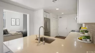 Photo #4: 422705885 Listing