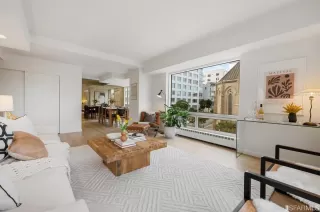 Photo #4: 422706119 Listing