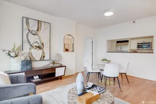 Photo #5: 422710255 Listing