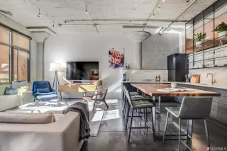 Photo #1: 422712037 Listing