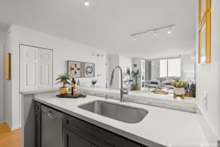 Photo #5: 423717358 Listing