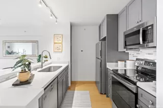 Photo #6: 423717358 Listing