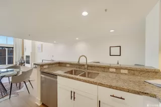 Photo #5: 423726131 Listing