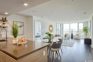Photo #5: 423728044 Listing