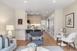 Photo #2: 423744940 Listing