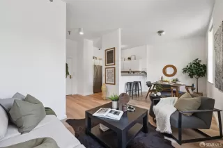 Photo #3: 423749043 Listing