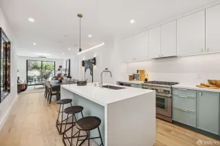 Photo #5: 423749062 Listing