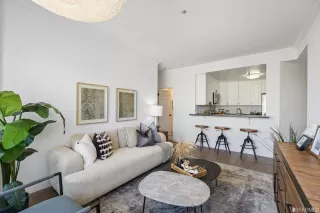 Photo #5: 423749914 Listing