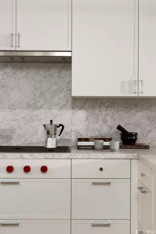 Photo #4: 423752767 Listing