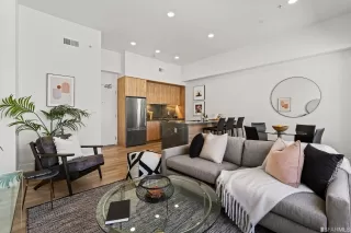 Photo #2: 423757501 Listing