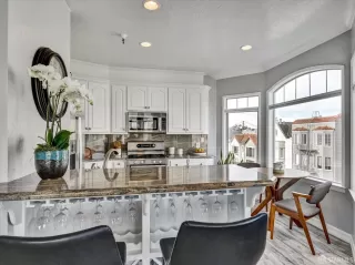 Photo #5: 423917847 Listing