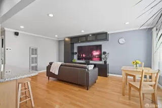 Photo #4: 423923876 Listing