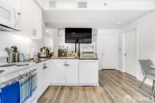 Photo #6: 423927759 Listing