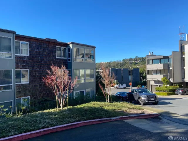 MLS: 424000736 Condo For Sale