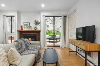 Photo #2: 424003373 Listing 