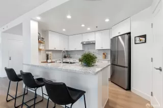 Photo #5: 424003599 Listing