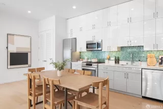 Photo #4: 424003678 Listing