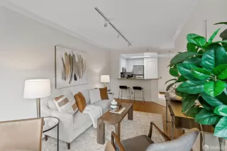 Photo #5: 424007149 Listing