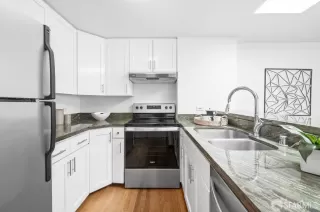 Photo #4: 424021678 Listing 