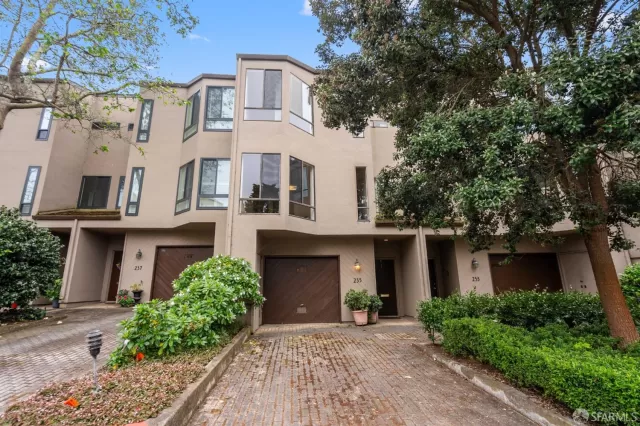 MLS: 424026631 Condo For Sale