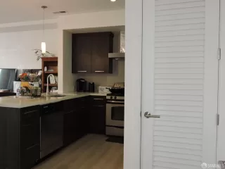 Photo #5: 424028567 Listing