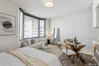 Photo #6: 424029679 Listing