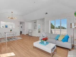 Photo #5: 424030252 Listing