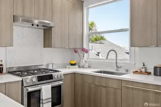 Photo #5: 424030594 Listing