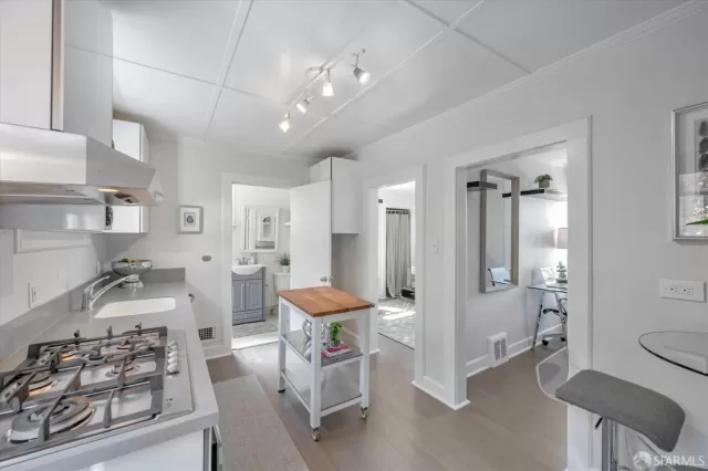 MLS: 424031662 Condo For Sale