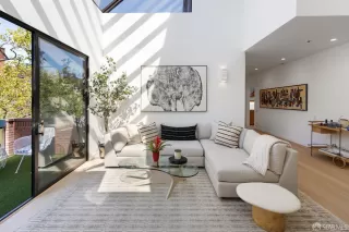 Photo #2: 424033619 Listing