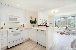 Photo #4: 424035422 Listing