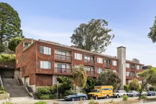 Photo #3: 424038432 Listing