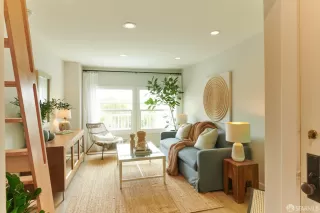 Photo #2: 424040508 Listing