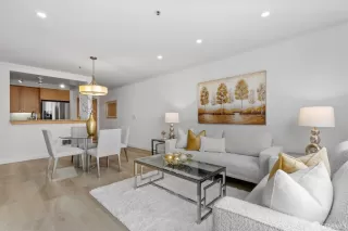 Photo #3: 424040639 Listing