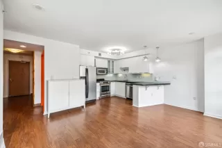 Photo #4: 424042551 Listing