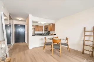 Photo #6: 424044489 Listing