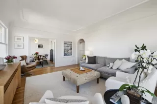 Photo #3: 424048884 Listing