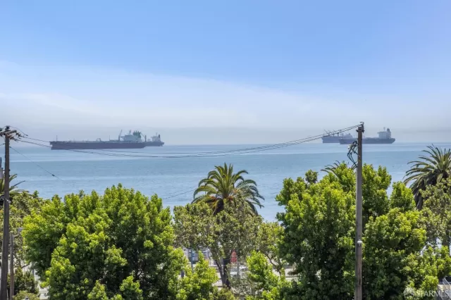 MLS: 424051013 Condo For Sale
