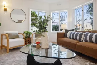 Photo #4: 424074424 Listing