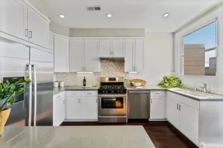 Photo #5: 424074579 Listing