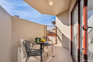 Photo #4: 424081091 Listing