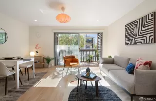 Photo #3: 425000838 Listing 