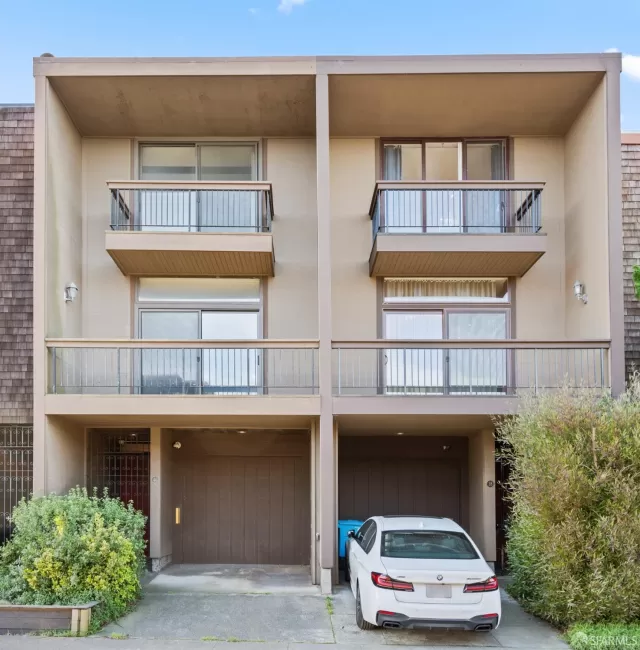 MLS: 425001167 Condo For Sale