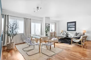 Photo #4: 425001344 Listing