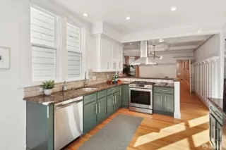 Photo #4: 425002896 Listing