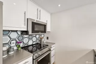 Photo #5: 425008201 Listing